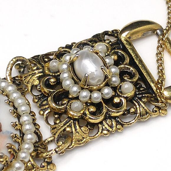 Vintage 1960s Faux Pearl & Victorian Lady Link Bracelet, Gold Tone - Picture 10 of 10